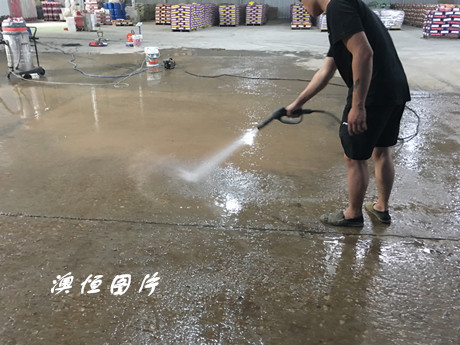 用高壓水槍沖洗凹凸不平的地面